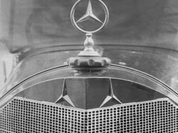 Tajniki Muzeum Mercedesa - emblemat na osłonie chłodnicy